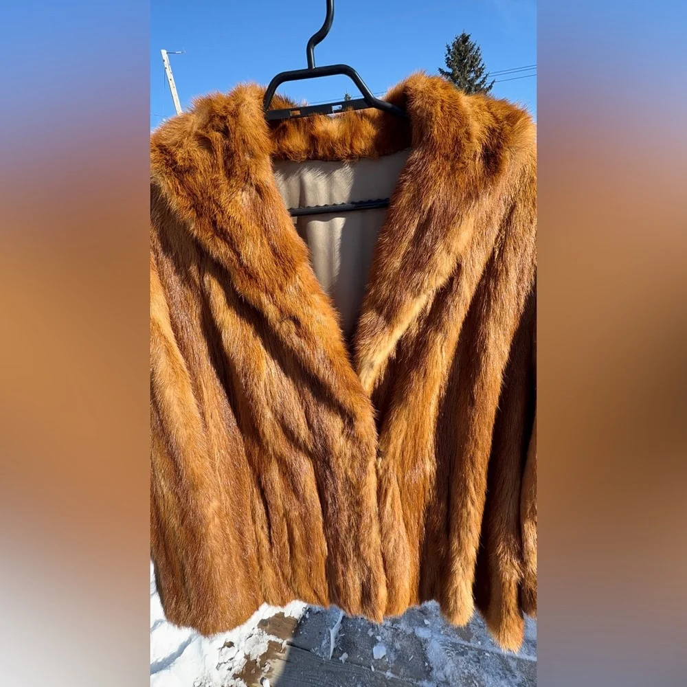 Luxurious Vintage Genuine Fur Coat - Picture 5 of 15